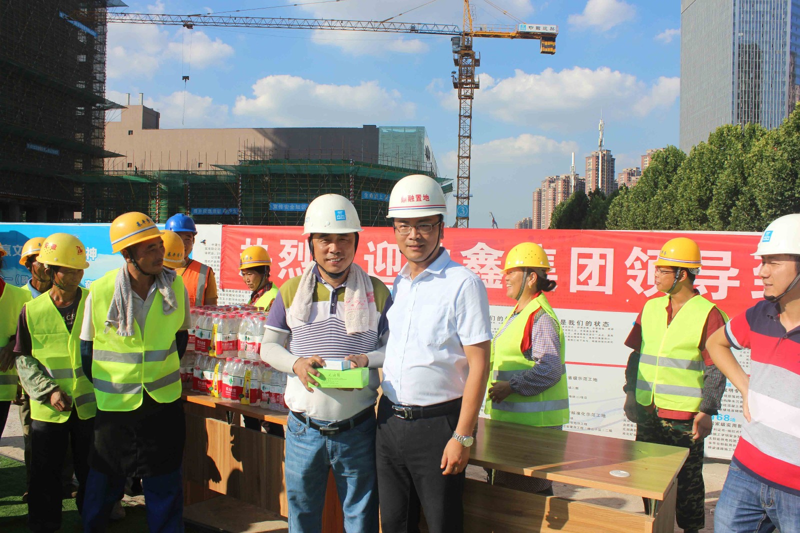 “2018夏日送清涼”鼎鑫集團(tuán)總裁張曉東先生一行慰問集團(tuán)各在建項(xiàng)目工地全體員工