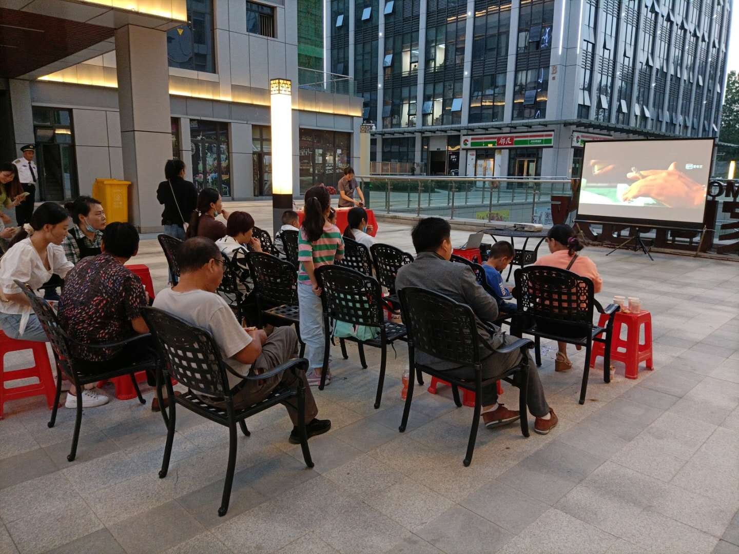 首屆“鼎鑫中心周末電影放影節(jié)” 溫情啟幕！