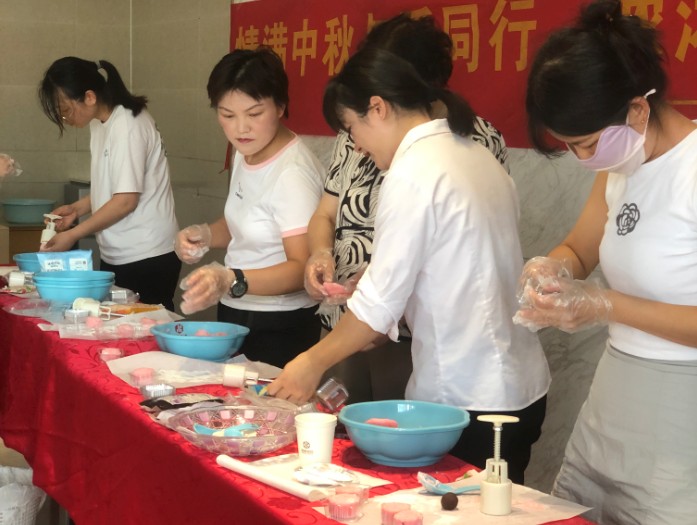 鼎鑫中心迎中秋：DIY月餅樂翻天，物業(yè)暖心添喜慶